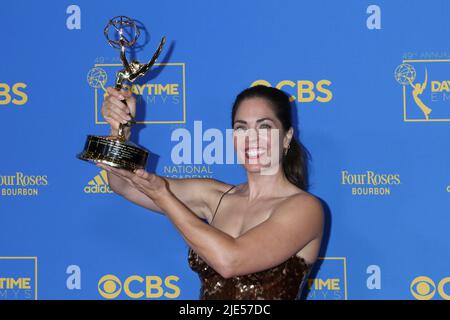 24. Juni 2022, Pasadena, CA, USA: LOS ANGELES - 24. JUNI: Kelly Thiebaud bei den Daytime Emmys Awards 49. im Pasadena Convention Center am 24. Juni 2022 in Pasadena, CA (Foto: © Kay Blake/ZUMA Press Wire) Stockfoto