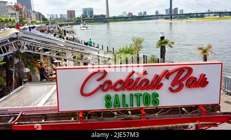 Rheinpromenade in DüsseldorfDeutschland an einem Sommertag. Stockfoto