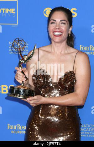 24. Juni 2022, Pasadena, CA, USA: LOS ANGELES - 24. JUNI: Kelly Thiebaud bei den Daytime Emmys Awards 49. im Pasadena Convention Center am 24. Juni 2022 in Pasadena, CA (Foto: © Kay Blake/ZUMA Press Wire) Stockfoto