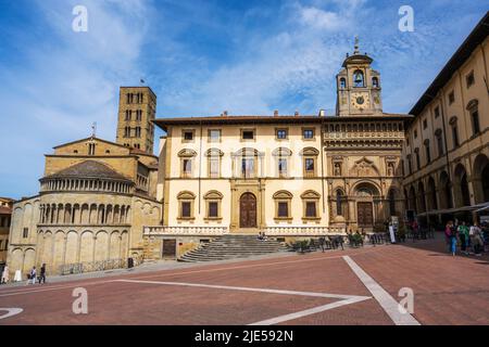 Chiesa di Santa Maria della Pieve, Palazzo del Tribunale und Palazzo della Fraternita dei Laici auf der Piazza Grande (Westseite) in Arezzo, Toskana, Italien Stockfoto