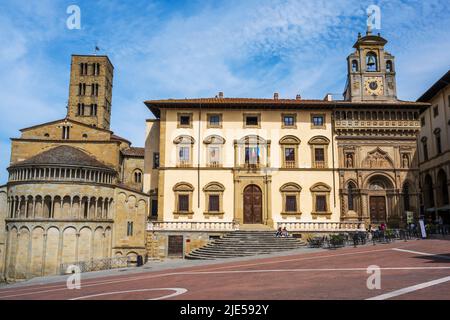 Chiesa di Santa Maria della Pieve, Palazzo del Tribunale und Palazzo della Fraternita dei Laici auf der Piazza Grande (Westseite) in Arezzo, Toskana, Italien Stockfoto