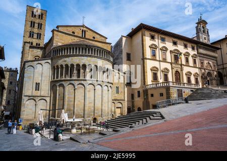 Chiesa di Santa Maria della Pieve, mit Palazzo del Tribunale und Palazzo della Fraternita dei Laici auf der Piazza Grande in Arezzo, Toskana, Italien Stockfoto