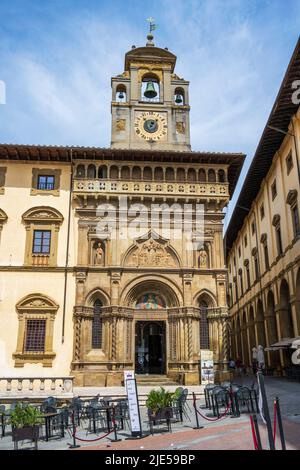 Palazzo della Fraternita dei Laici auf der Piazza Grande (Westseite) im historischen Stadtzentrum von Arezzo in der Toskana, Italien Stockfoto