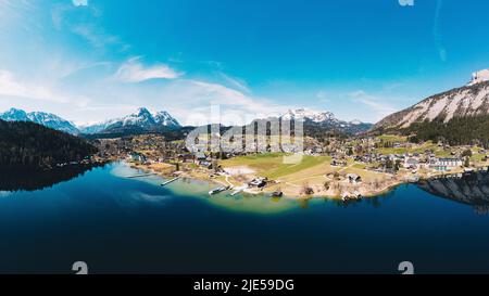 Altaussee und Altausseer See im Salzkammergut, Steiermark. Blick auf den Hohen Sarstein. Stockfoto