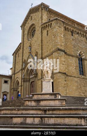 Statue von Ferdinando I de' Medici, Großherzog der Toskana, vor dem Dom auf der Piazza del Duomo im historischen Stadtzentrum von Arezzo in der Toskana, Italien Stockfoto