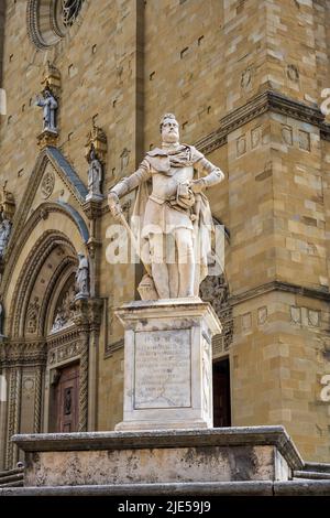 Statue von Ferdinando I de' Medici, Großherzog der Toskana, vor dem Dom auf der Piazza del Duomo im historischen Stadtzentrum von Arezzo in der Toskana, Italien Stockfoto