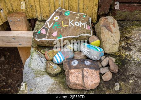 Bemalte einladende Steine, Mykines Dorf, Mykines Insel, Färöer Insel Stockfoto