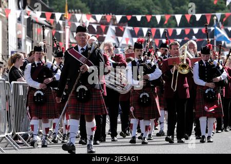 Peebles, Großbritannien - 25. Juni: Peebles Beltane - Red Letter Day Peebles Beltane Festival. Das Pipe Band führt die Kinder zur Kirchentheppe, zur Krönungszeremonie. Der Samstag ist der Höhepunkt der Woche für alle Beteiligten am Beltane. Darauf hat die Beltane Queen gewartet, seit ihr fünf Wochen zuvor mitgeteilt wurde, dass sie die gekrönte sein sollte. Kredit: Rob Gray/Alamy Live Nachrichten Stockfoto