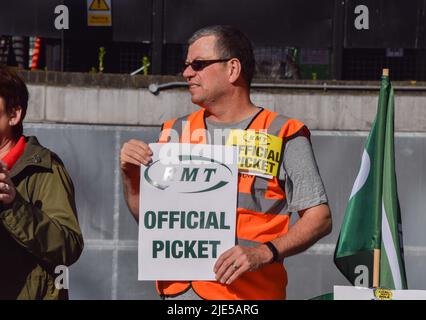 London, Großbritannien. 25.. Juni 2022. Ein RMT-Gewerkschaftsmitglied vor dem Bahnhof Euston am dritten Tag des landesweiten Eisenbahnstreiks. Stockfoto