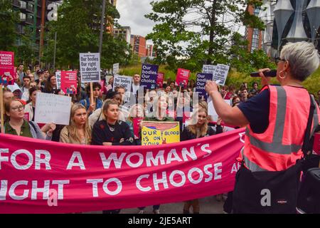 London, Großbritannien. 24.. Juni 2022. Demonstranten versammelten sich vor der US-Botschaft in London, als der Oberste Gerichtshof Roe gegen Wade umkippt und den Weg für das Abtreibungsverbot in einem Großteil der USA ebnet. Stockfoto