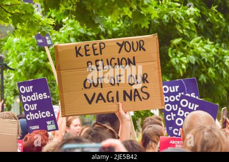 London, Großbritannien. 24.. Juni 2022. Demonstranten versammelten sich vor der US-Botschaft in London, als der Oberste Gerichtshof Roe gegen Wade umkippt und den Weg für das Abtreibungsverbot in einem Großteil der USA ebnet. Stockfoto