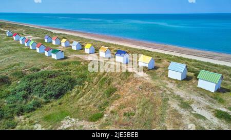 Luftbild von bunten Strandhütten, Sanddünen und dem Meer in Gouville, Frankreich. Stockfoto
