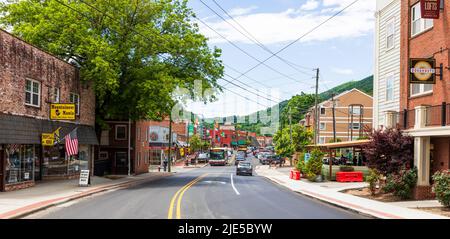 BOONE, NC, USA-20 JUNE 2022: Main Street im Sommer. Menschen, Autos, Unternehmen. Weitwinkel. Stockfoto
