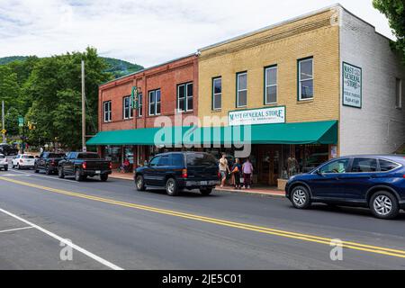 BOONE, NC, USA-20 JUNE 2022: Mast General Store auf der Main Street, Menschen auf dem Bürgersteig. Stockfoto