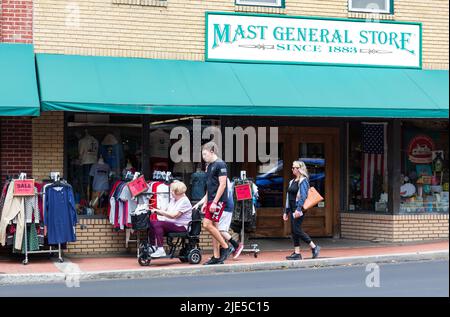 BOONE, NC, USA-20 JUNE 2022: Mast General Store auf der Main Street, ältere Frau auf Elektrokarren. Stockfoto