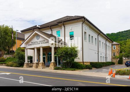 BOONE, NC, USA-20 JUNE 2022: Watauga County Administration Building an der Main Street. Stockfoto