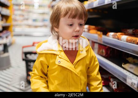 Kind auf dem Markt geht einkaufen Stockfoto