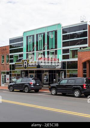 BOONE, NC, USA-20 JUNE 2022: Art Deco Appalachian Theatre an der Main Street. Vertikales Bild. Stockfoto