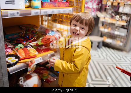 Kind auf dem Markt geht einkaufen Stockfoto