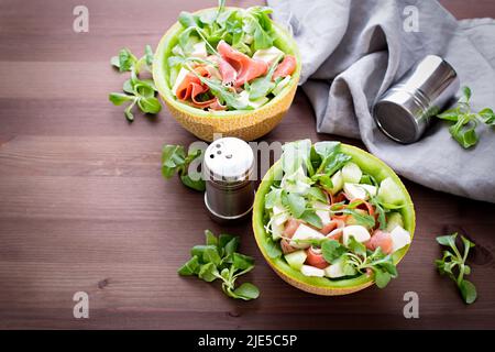 Sommer mediterraner Salat mit Schinken und Melone Stockfoto