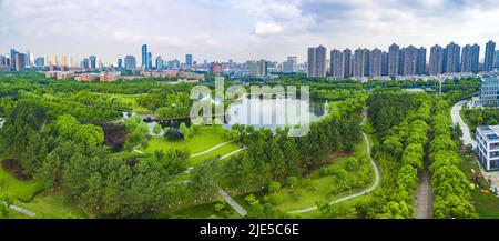 Luftaufnahmen-Akademiker-Park des Hochschulparks von nang, Zhejiang mit Blick auf den grünen Panorama-Park Stockfoto
