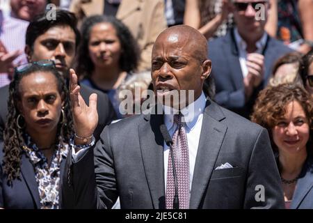 New York, Usa. 24.. Juni 2022. Bürgermeister Eric Adams spricht, während sich Stadtangestellte auf den Stufen des Rathauses über die Entscheidung des Obersten Gerichtshofs der USA versammelten, Roe vs. Wade effektiv zu verbieten, Abtreibungen in den USA zu verbieten. (Foto von Lev Radin/Pacific Press) Quelle: Pacific Press Media Production Corp./Alamy Live News Stockfoto