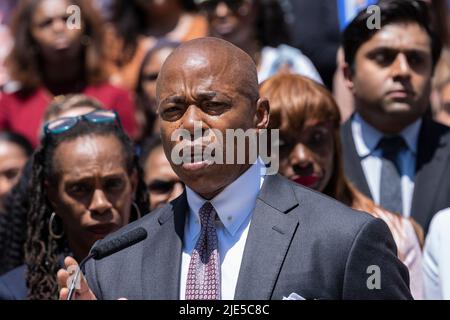 New York, Usa. 24.. Juni 2022. Bürgermeister Eric Adams spricht, während sich Stadtangestellte auf den Stufen des Rathauses über die Entscheidung des Obersten Gerichtshofs der USA versammelten, Roe vs. Wade effektiv zu verbieten, Abtreibungen in den USA zu verbieten. (Foto von Lev Radin/Pacific Press) Quelle: Pacific Press Media Production Corp./Alamy Live News Stockfoto