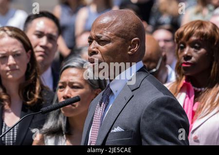 New York, Usa. 24.. Juni 2022. Bürgermeister Eric Adams spricht, während sich Stadtangestellte auf den Stufen des Rathauses über die Entscheidung des Obersten Gerichtshofs der USA versammelten, Roe vs. Wade effektiv zu verbieten, Abtreibungen in den USA zu verbieten. (Foto von Lev Radin/Pacific Press) Quelle: Pacific Press Media Production Corp./Alamy Live News Stockfoto