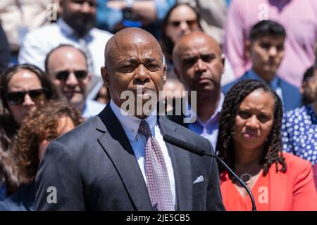 New York, Usa. 24.. Juni 2022. Bürgermeister Eric Adams spricht, während sich Stadtangestellte auf den Stufen des Rathauses über die Entscheidung des Obersten Gerichtshofs der USA versammelten, Roe vs. Wade effektiv zu verbieten, Abtreibungen in den USA zu verbieten. (Foto von Lev Radin/Pacific Press) Quelle: Pacific Press Media Production Corp./Alamy Live News Stockfoto