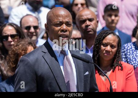 New York, Usa. 24.. Juni 2022. Bürgermeister Eric Adams spricht, während sich Stadtangestellte auf den Stufen des Rathauses über die Entscheidung des Obersten Gerichtshofs der USA versammelten, Roe vs. Wade effektiv zu verbieten, Abtreibungen in den USA zu verbieten. (Foto von Lev Radin/Pacific Press) Quelle: Pacific Press Media Production Corp./Alamy Live News Stockfoto