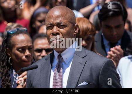 New York, Usa. 24.. Juni 2022. Bürgermeister Eric Adams spricht, während sich Stadtangestellte auf den Stufen des Rathauses über die Entscheidung des Obersten Gerichtshofs der USA versammelten, Roe vs. Wade effektiv zu verbieten, Abtreibungen in den USA zu verbieten. (Foto von Lev Radin/Pacific Press) Quelle: Pacific Press Media Production Corp./Alamy Live News Stockfoto