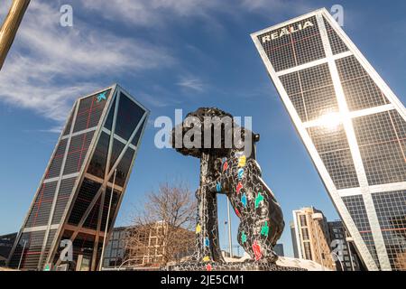 Madrid, Spanien. Statue des Bären und des Erdbeerbaums vor der Puerta de Europa (Tor von Europa), auch Torres KIO (KIO Towers) genannt Stockfoto