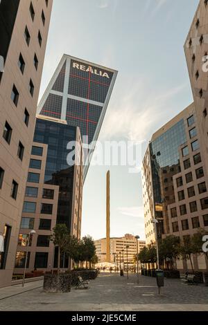 Madrid, Spanien. Der Obelisco de la Caja und die Zwillingstürme der Puerta de Europa (Tor von Europa), auch Torres KIO (KIO Towers) genannt Stockfoto