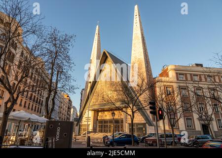 Madrid, Spanien. Die Iglesia del Santisimo Sacramento (Allerheiligste Sakramentenkirche), ein moderner und avantgardistischer Tempel, der vom Architekten Jose Maria entworfen wurde Stockfoto