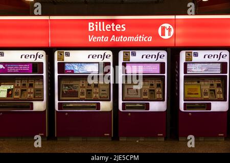 Madrid, Spanien. Am Bahnhof Puerta de Atocha befinden sich Fahrkartenautomaten Stockfoto