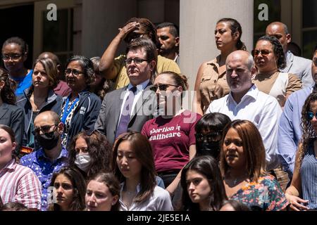 New York, New York, USA. 24.. Juni 2022. Bürgermeister Eric Adams und Mitarbeiter der Stadt versammelten sich auf den Stufen des Rathauses zur Entscheidung des Obersten Gerichtshofs der USA, Roe vs. Wade effektiv zu verbieten Abtreibungen in den USA (Foto: © Lev Radin/Pacific Press via ZUMA Press Wire) Stockfoto