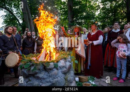 Frauen in litauischen Nationalkostümen führen während des Mittsommerfestivals in Vilnius Rituale mit frisch gebackenem Roggenbrot durch Stockfoto