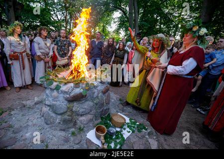 Frauen in litauischen Nationalkostümen führen während des Mittsommerfestivals in Vilnius Rituale mit frisch gebackenem Roggenbrot durch Stockfoto