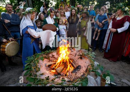 Frauen in litauischen Nationalkostümen führen während des Mittsommerfestivals in Vilnius Rituale mit frisch gebackenem Roggenbrot durch Stockfoto