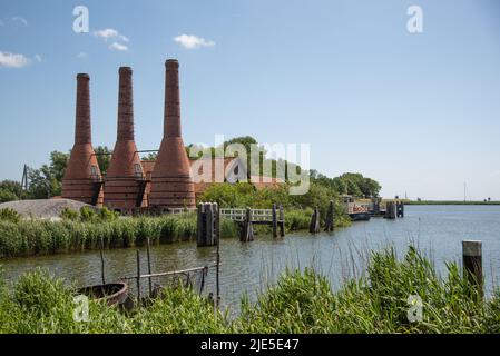 Enkhuizen, Niederlande. Juni 2022. Die Kamine der Steinöfen von Enkhuizen. Hochwertige Fotos Stockfoto