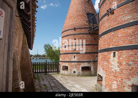 Enkhuizen, Niederlande. Juni 2022. Die Kamine der Steinöfen von Enkhuizen. Hochwertige Fotos Stockfoto