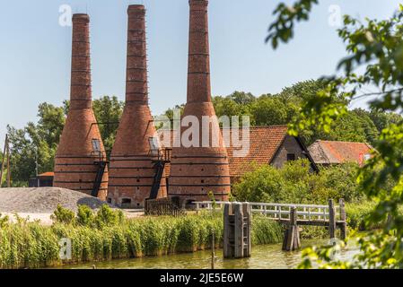 Enkhuizen, Niederlande. Juni 2022. Die Kamine der Steinöfen von Enkhuizen. Hochwertige Fotos Stockfoto