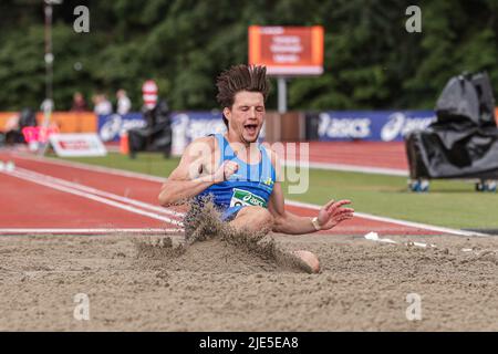 APELDOORN, NIEDERLANDE - 25. JUNI: Daan Gielen aus den Niederlanden nimmt am Männer-Weitsprung-Decathlon des ASICS NK Atletiek 2022 - Tag 2 bei AV '34 am 25. Juni 2022 in Apeldoorn, Niederlande, Teil. (Foto von Peter Lous/Orange Picturs) Stockfoto