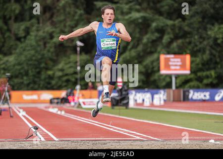 APELDOORN, NIEDERLANDE - 25. JUNI: Daan Gielen aus den Niederlanden nimmt am Männer-Weitsprung-Decathlon des ASICS NK Atletiek 2022 - Tag 2 bei AV '34 am 25. Juni 2022 in Apeldoorn, Niederlande, Teil. (Foto von Peter Lous/Orange Picturs) Stockfoto