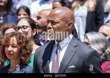 New York, New York, USA. 24.. Juni 2022. Bürgermeister Eric Adams und Mitarbeiter der Stadt versammelten sich auf den Stufen des Rathauses, um sich mit der Entscheidung des Obersten Gerichtshofs der USA zu befassen, mit der Roe vs. Wade effektiv Abtreibungen in den USA Verbot. (Bild: © Lev Radin/Pacific Press via ZUMA Press Wire) Stockfoto