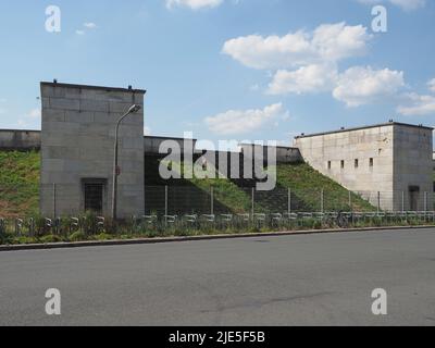 Zeppelinfeld Übersetzung Zeppelin Field entworfen von dem Architekten Albert Speer im Rahmen des Reichsparteiverallungsgeldes in Nürnberg, Deutschland Stockfoto