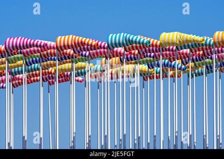 Kunstwerk Le Vent Souffle où il Veut des Künstlers Daniel Buren, hundert Fahnenmasten mit bunten Windsocken in Nieuwpoort / Nieuport, Westflandern, Belgien Stockfoto