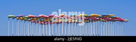 Kunstwerk Le Vent Souffle où il Veut des Künstlers Daniel Buren, hundert Fahnenmasten mit bunten Windsocken in Nieuwpoort / Nieuport, Westflandern, Belgien Stockfoto