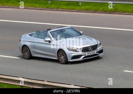 2019 silbernes Mercedes Benz 3982cc Benziner Cabrio, AMG C 63 Auto C63 SPEEDSHIFT MCT Start-Stopp-Cabrio, auf der Autobahn M6, Großbritannien Stockfoto