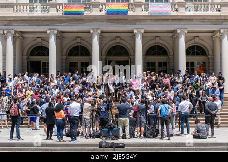 New York, New York, USA. 24.. Juni 2022. Bürgermeister Eric Adams und Mitarbeiter der Stadt versammelten sich auf den Stufen des Rathauses zur Entscheidung des Obersten Gerichtshofs der USA, Roe vs. Wade effektiv zu verbieten Abtreibungen in den USA (Foto: © Lev Radin/Pacific Press via ZUMA Press Wire) Stockfoto